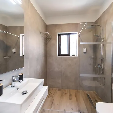 Lägenhetshotell Aggelos & Deluxe 2*